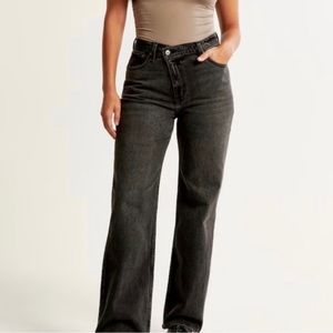 Abercrombie & Fitch Black Curve Love High Rise 90s Relaxed Jeans 27 / 4 Short